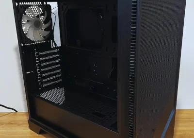PC en cours de montage dans l'atelier BDR Informatique, prêt à être personnalisé selon les besoins.